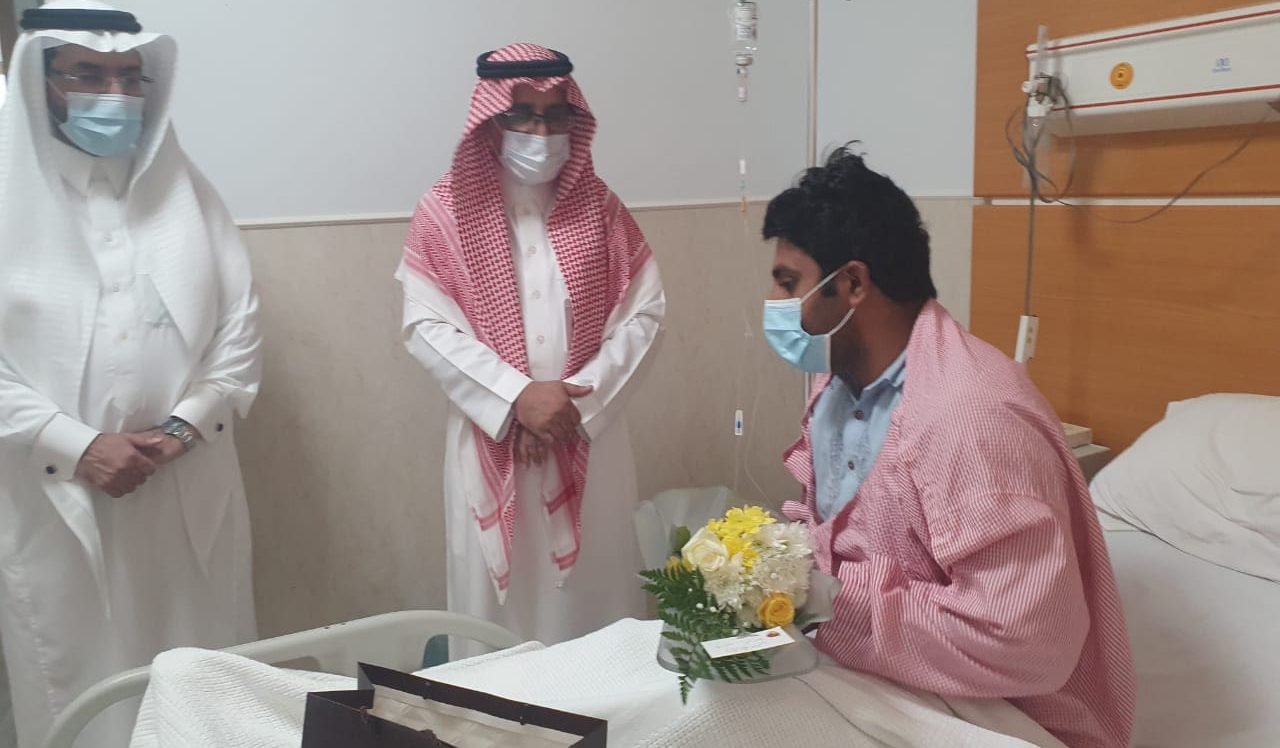 مدير فرع الموارد البشرية في تبوك يتفقد المرضى المنومين بمستشفى الملك خالد