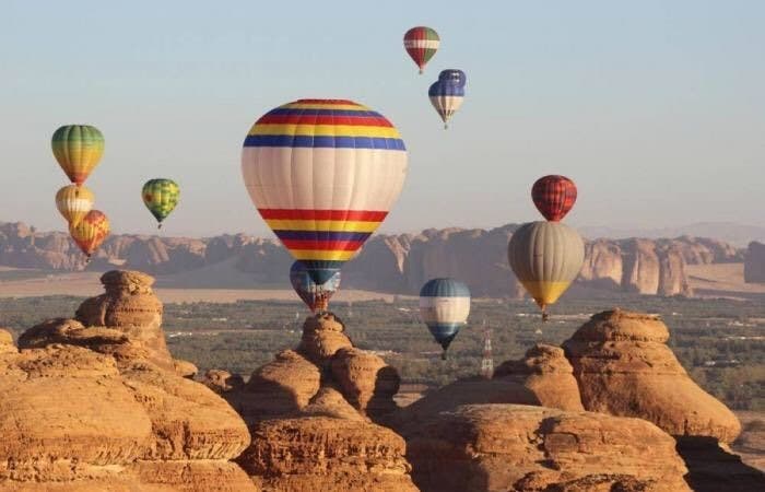 مهرجان المناطيد في “شتاء طنطورة” يزين سماء العلا