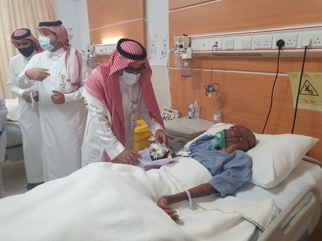 مدير فرع الموارد البشرية في تبوك يتفقد المرضى المنومين بمستشفى الملك خالد