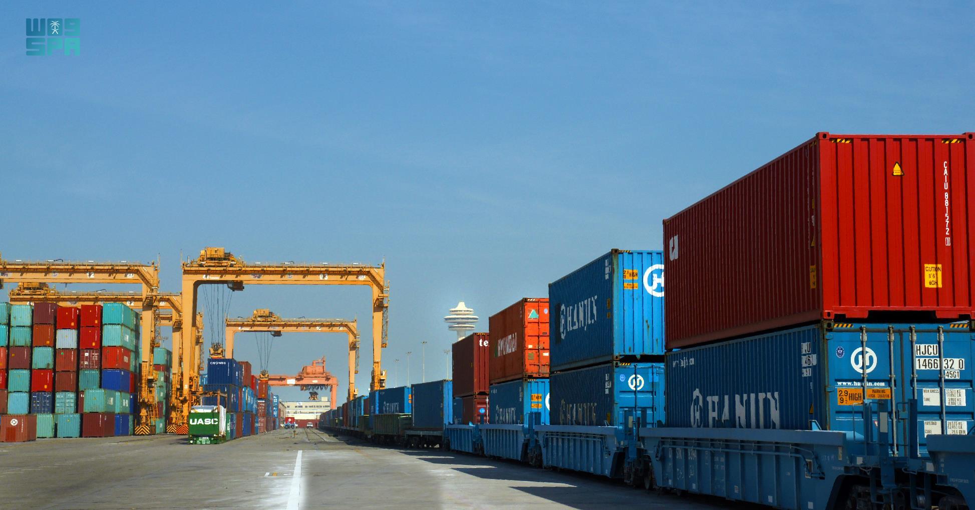 ميناء الدمام يسجل رقماً قياسياً جديداً في مناولة الحاويات