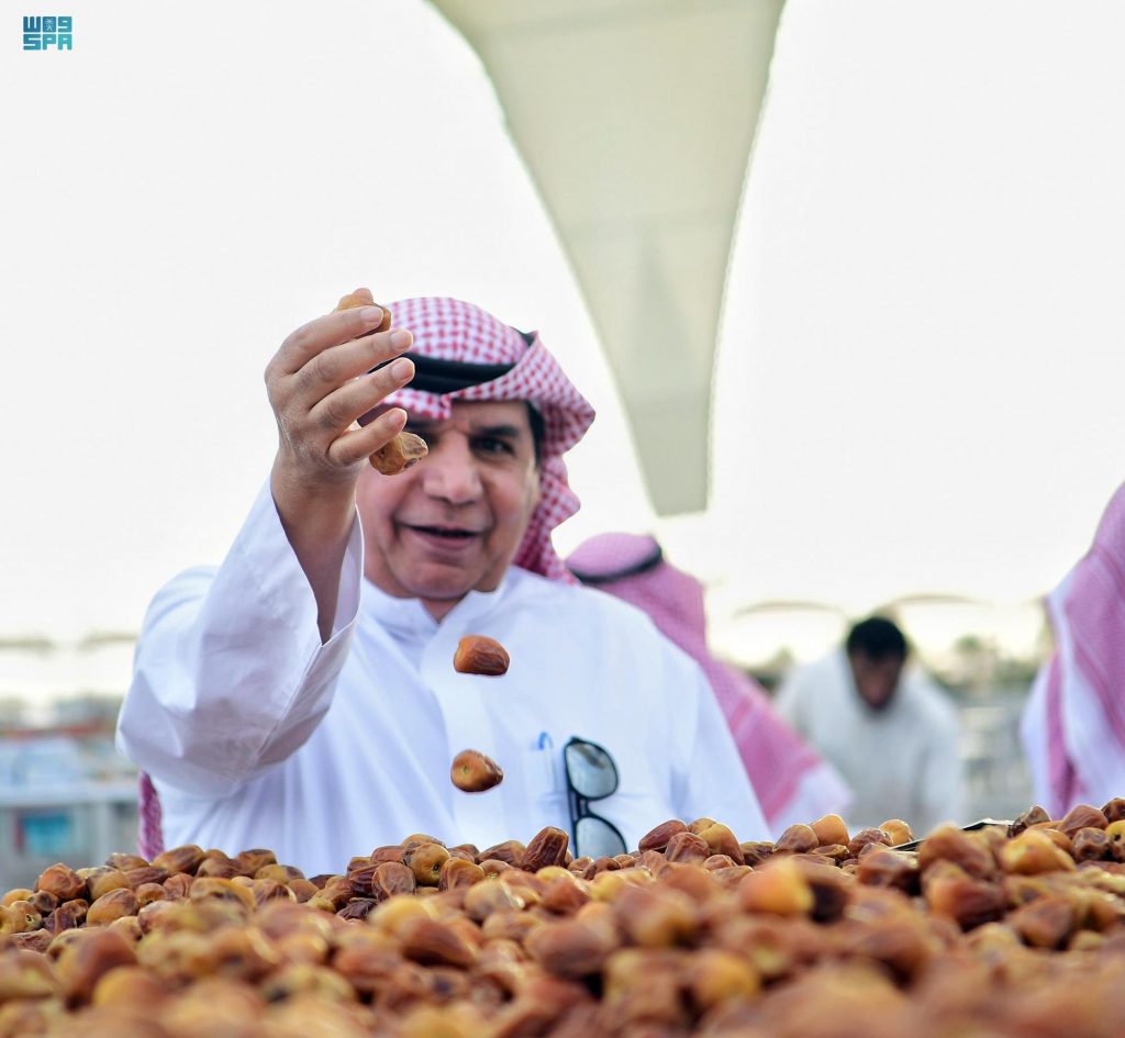 الصقعِي والمجّدُول يتصدران المبيعات بموسم عنيزة للتمور الصقعِي والمجّدُول يتصدران المبيعات بموسم عنيزة للتمور