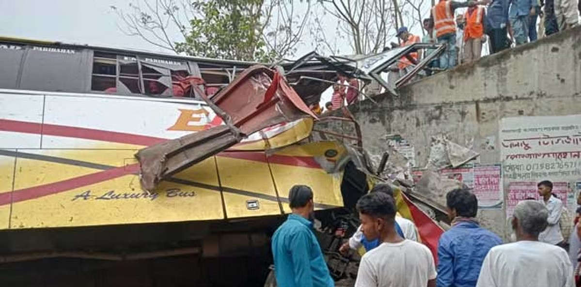 سقوط حافلة في حفرة عميقة ببنجلاديش يقتل 19 شخصًا