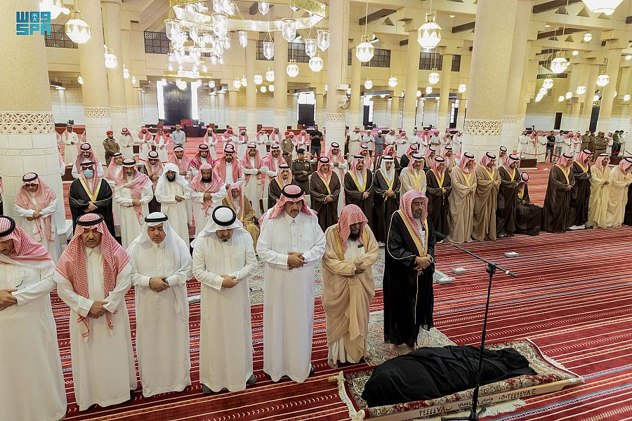 أمير منطقة الرياض يؤدي صلاة الميت على الأميرة موضي بنت محمد بن سعود الكبير