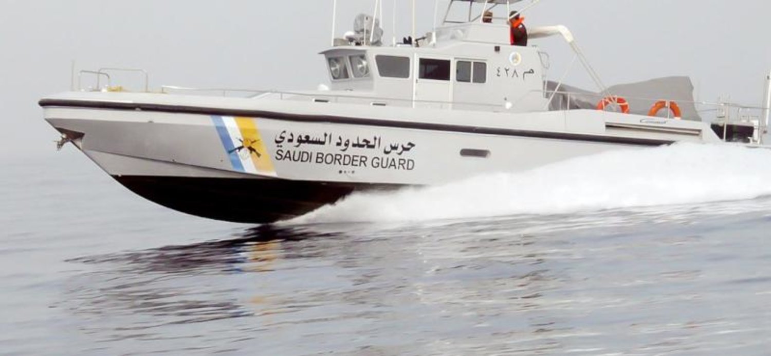 حرس الحدود بالمنطقة الشرقية ينقذ (12) شخصًا بعد جنوح واسطتهم البحرية
