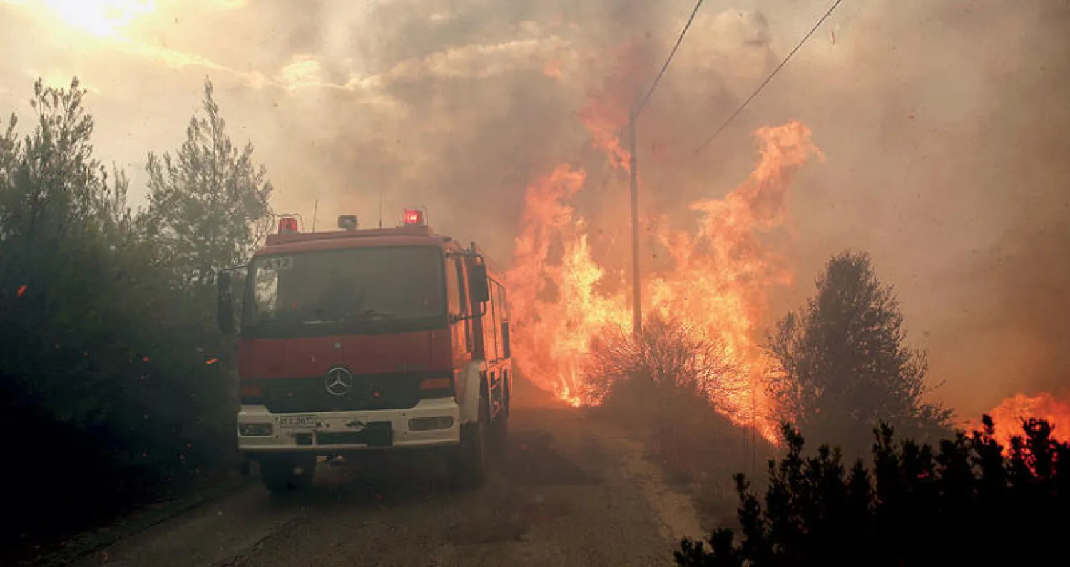 بالتزامن مع تسجيل البلاد أعلى درجة حرارة ببداية مايو.. النيران تلتهم 12500 فدان جنوب غرب إنجلترا