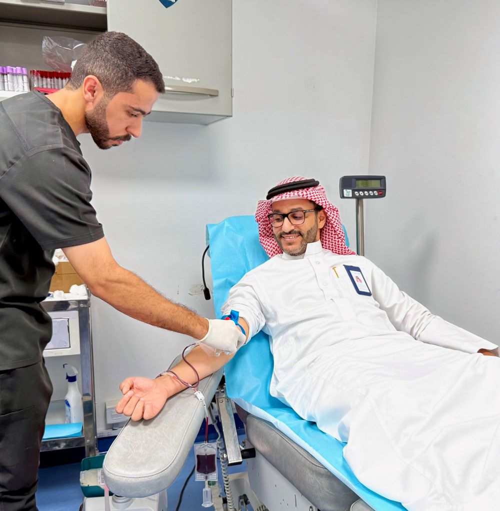مدير المستشفى أثناء التبرع